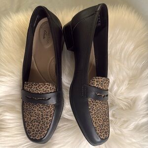 Like New Clarks Juliet Coast Black Leopard Leather Slip On Penny Loafer Women's
